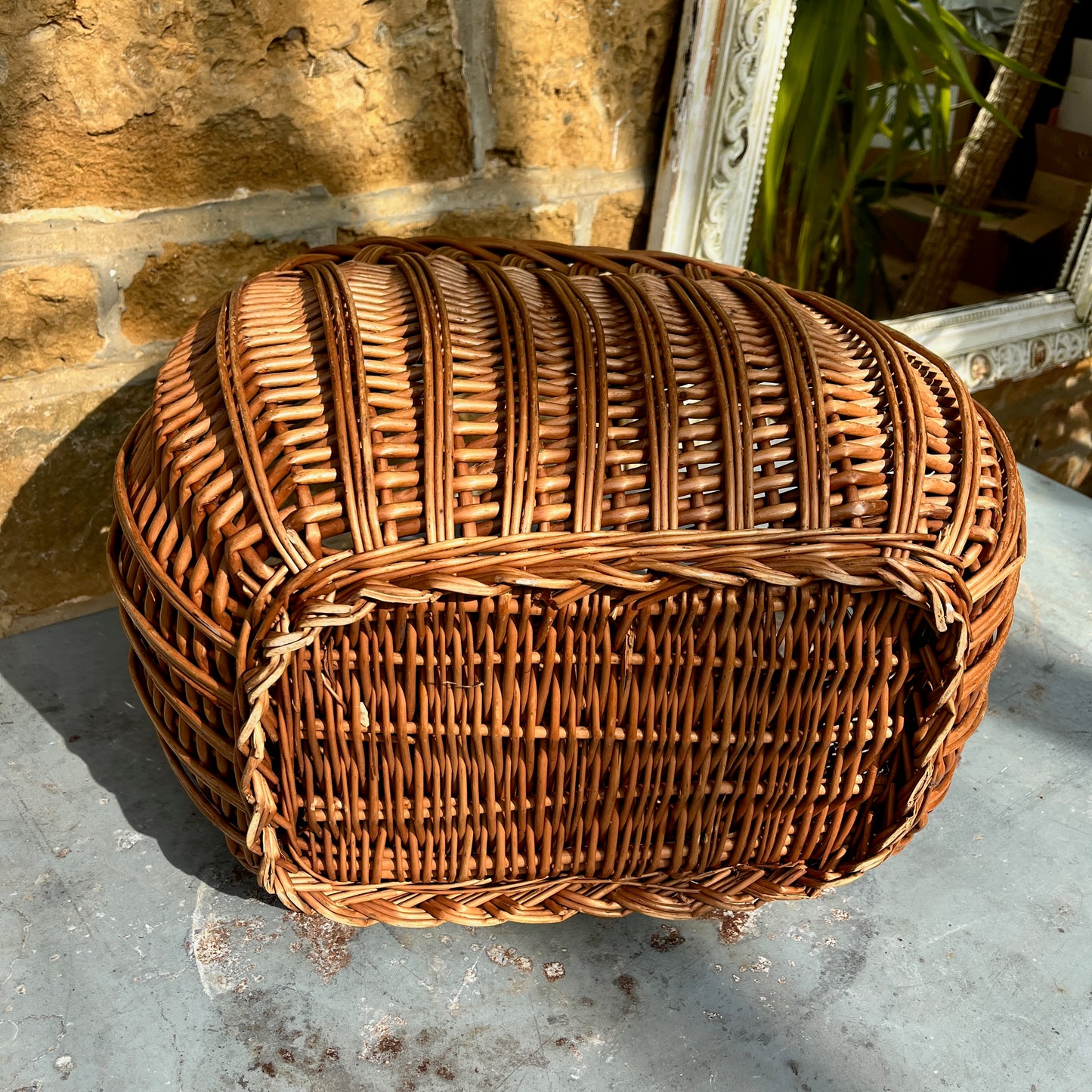 Wicker basket with handle