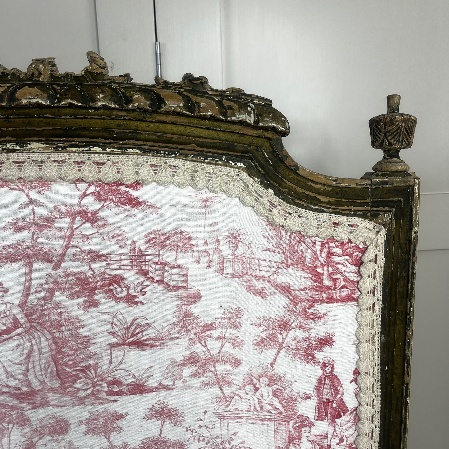 A vintage French fire screen featuring a classic Toile de Jouy fabric panel with an elegant pastoral scene in soft neutral tones