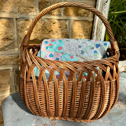 Wicker basket with handle