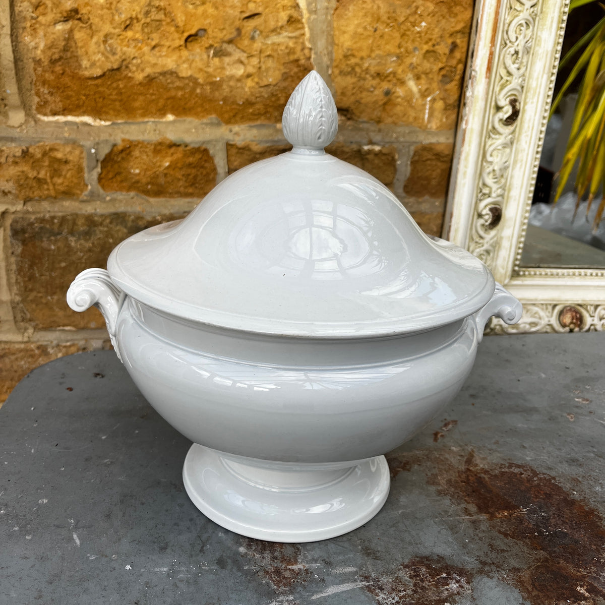 White porcelain soup tureen with a matching lid, made by Ch. Pillivuyt & Cie