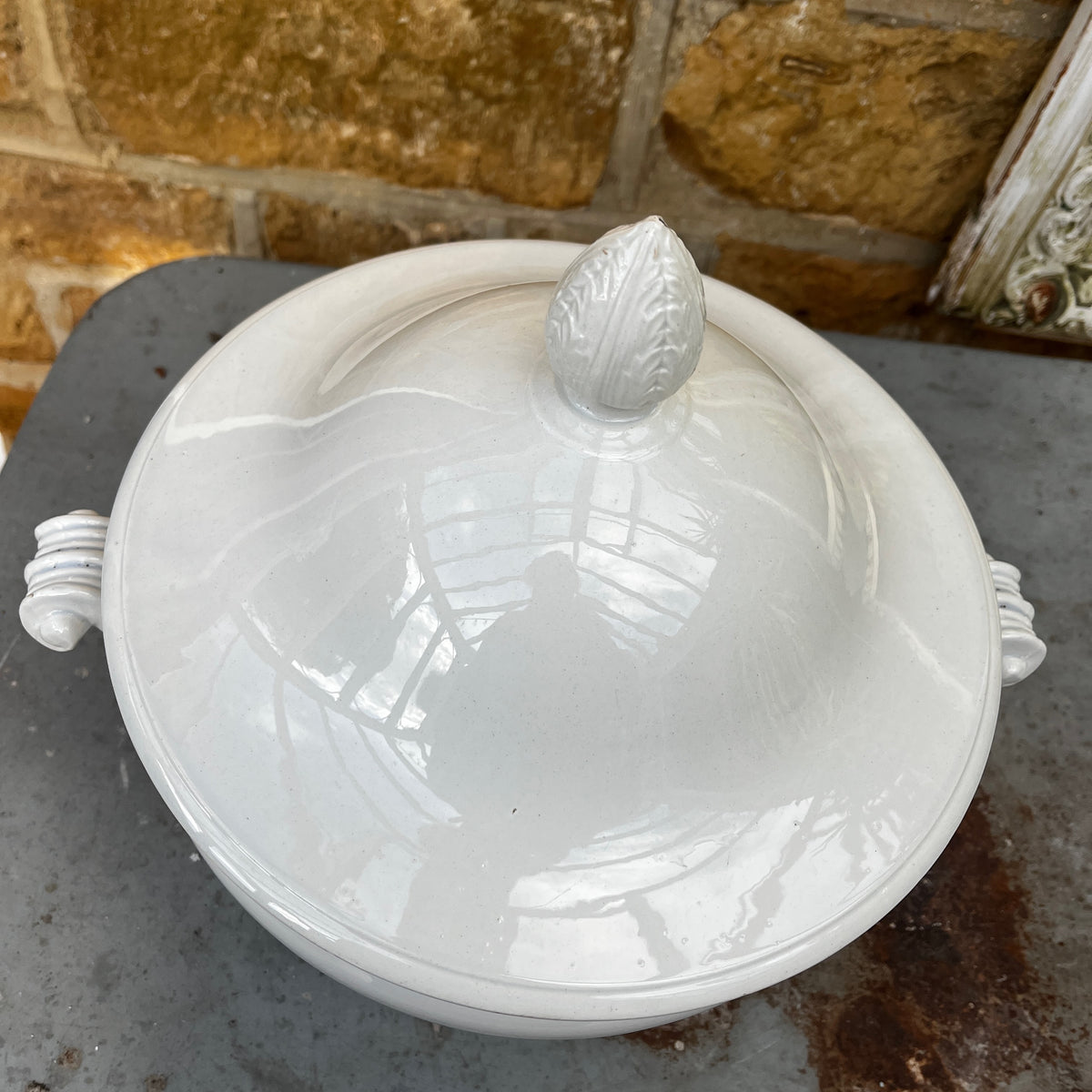 White porcelain soup tureen with a matching lid, made by Ch. Pillivuyt & Cie