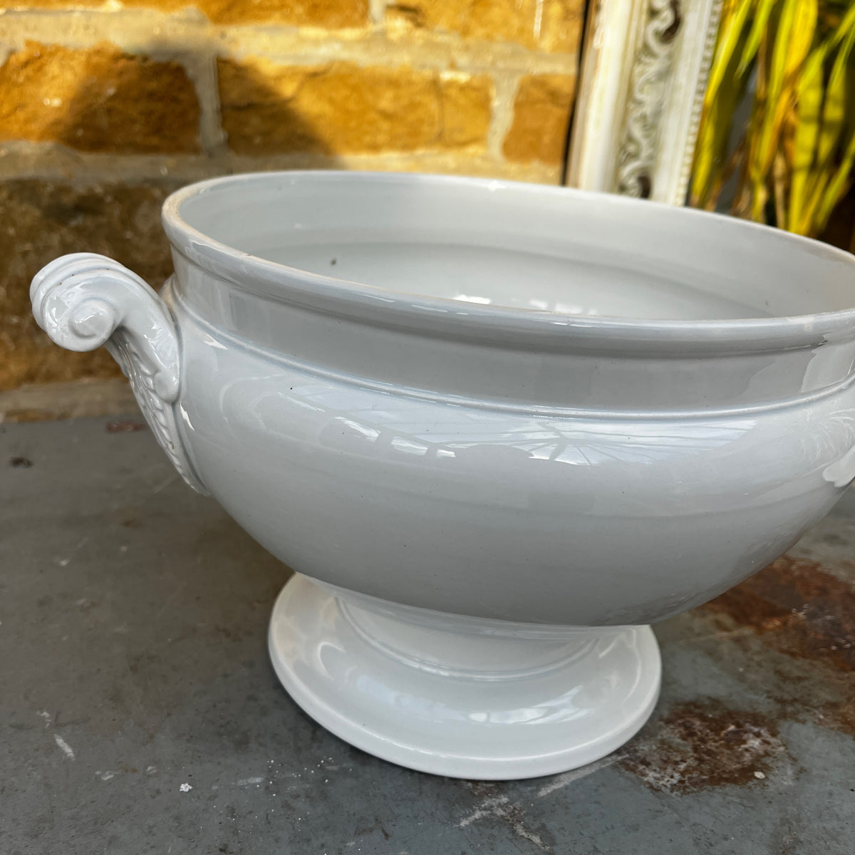 White porcelain soup tureen with a matching lid, made by Ch. Pillivuyt & Cie