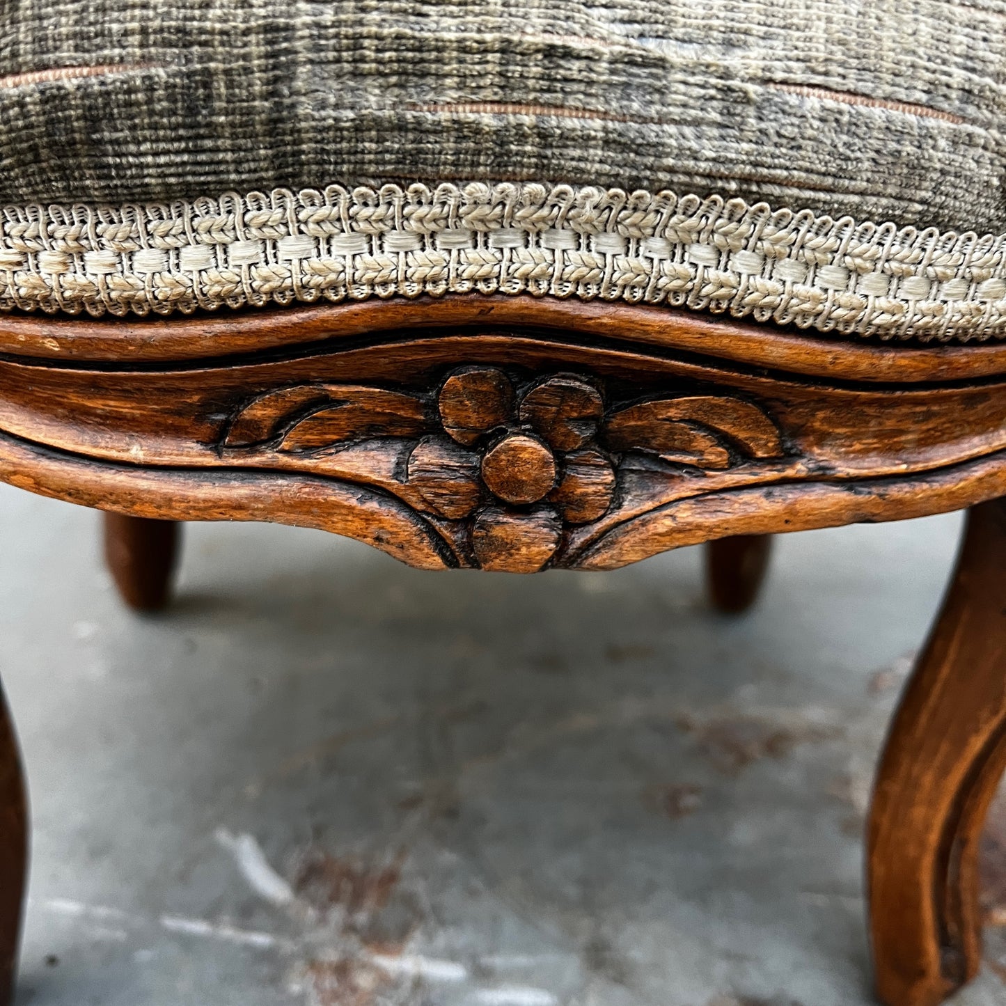 Decorative stool with textured cushion and wooden legs 