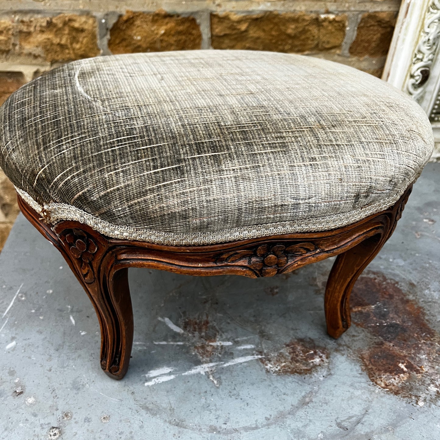 Decorative stool with textured cushion and wooden legs 